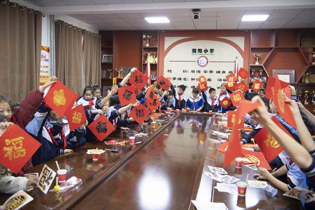 书香启新岁 巧手迎元旦 —书香蒲公英走进潮阳小学